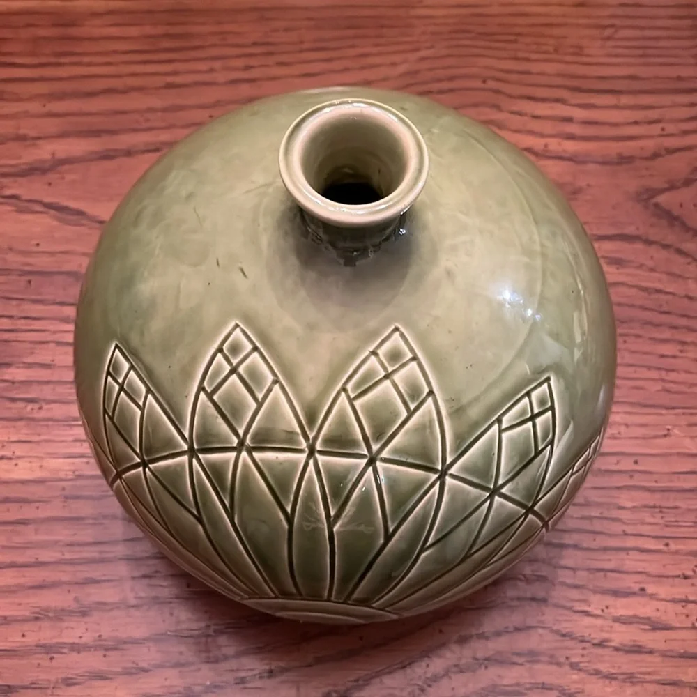 Round green vase‎